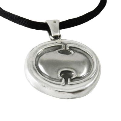 Aspis, Pendant, inspired by the ancient coin of Thebes, depicting a shield (aspis) in silver 999°.